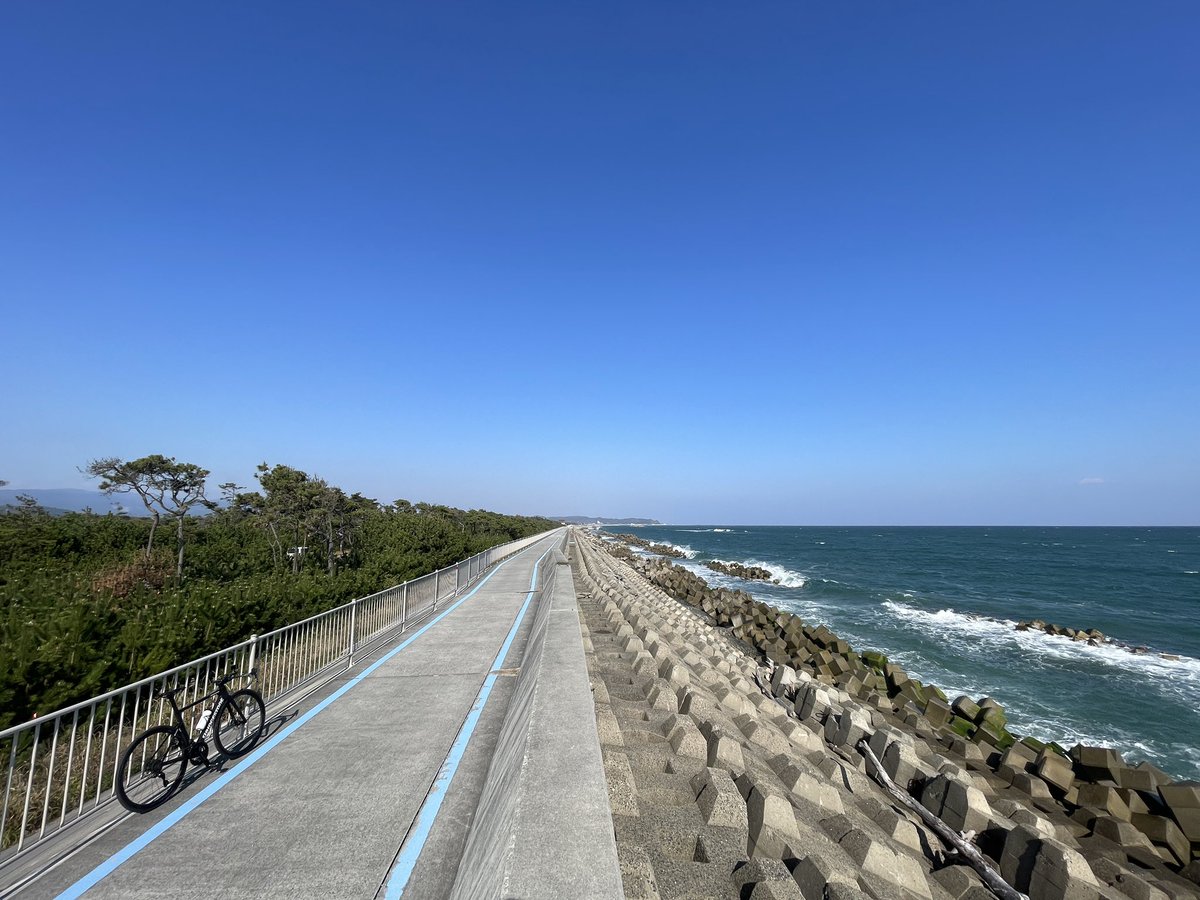hashiken710's tweet photo. いわき七浜海道は最高に気持ちよいし、夏井川サイクリングロードも走りやすい。
ただいま、道の駅よつくら港。このあとＪヴィレッジ、天神岬スポーツ公園、そして富岡へ。

12月8日、七浜海道を使ったロングライドイベント「浜街道ライド」開催。ナイトクリテリウムの翌日。 https://t.co/2H6Jz14Z7Q