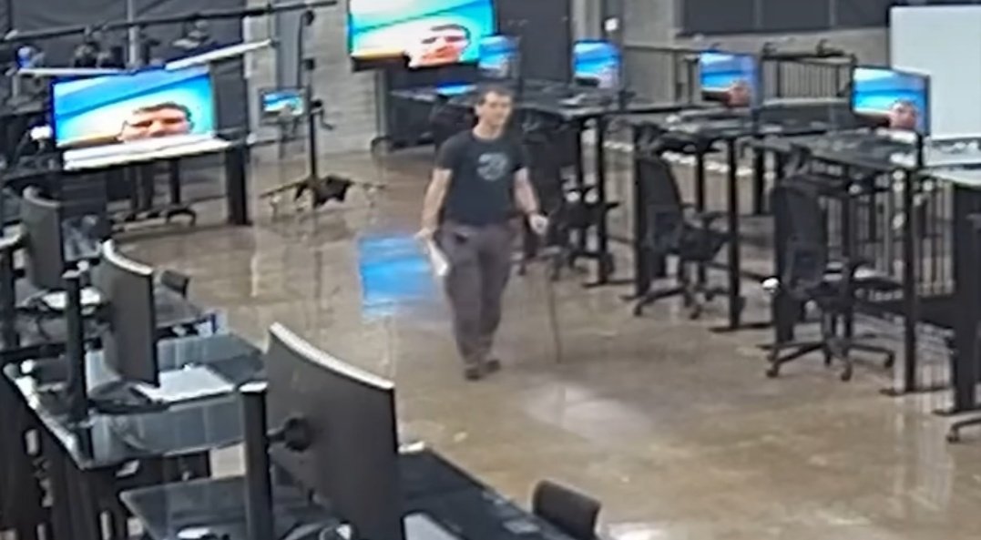LETSTALKVIDS's tweet photo. @dbrand yo what did you do to linus. Where is your torture chamber. Why does he need a cane you monster https://t.co/HscmsRnXHN
