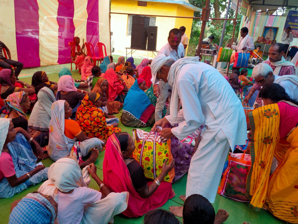 हां जी Sabka Mangal Sabka Bhala चाहने वाले Sant Shri Asharamji Bapu की प्रेरणा से गत वर्षो की भांति इस वर्ष भी उनके शिष्यों द्वारा #Diwali_Bhandara मनाते हुए गरीब आदिवासियों में भंडारा किया गया, जिससे जरूरतमंद लोगों के चेहरे की खुशी देखते ही बन रही थी।
youtu.be/UpVxU7IYaMs?si…