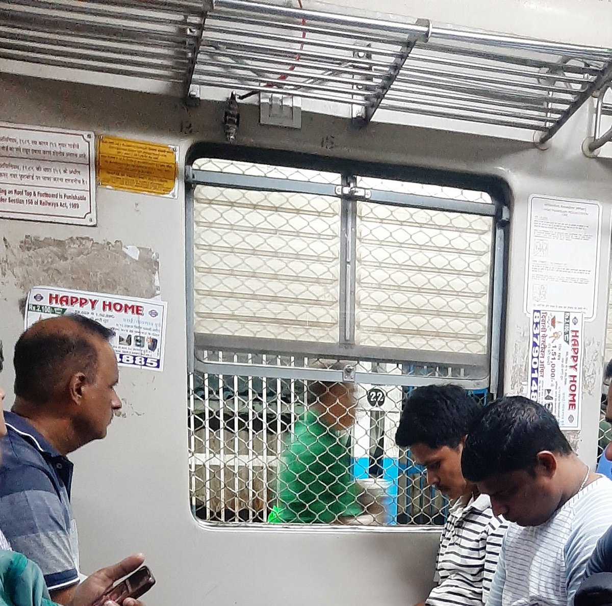 mi_prasaddesai's tweet photo. चर्चगेट ला जाणारी कुठल्याही रेल्वेत या अनधिकृत जाहिरातीमुळे रेल्वेचे दिवसेंदिवस विद्रूपीकरण होत आहे.
@RailMinIndia @RailwaySeva @WesternRly @drmbct https://t.co/cYhZAULGWV