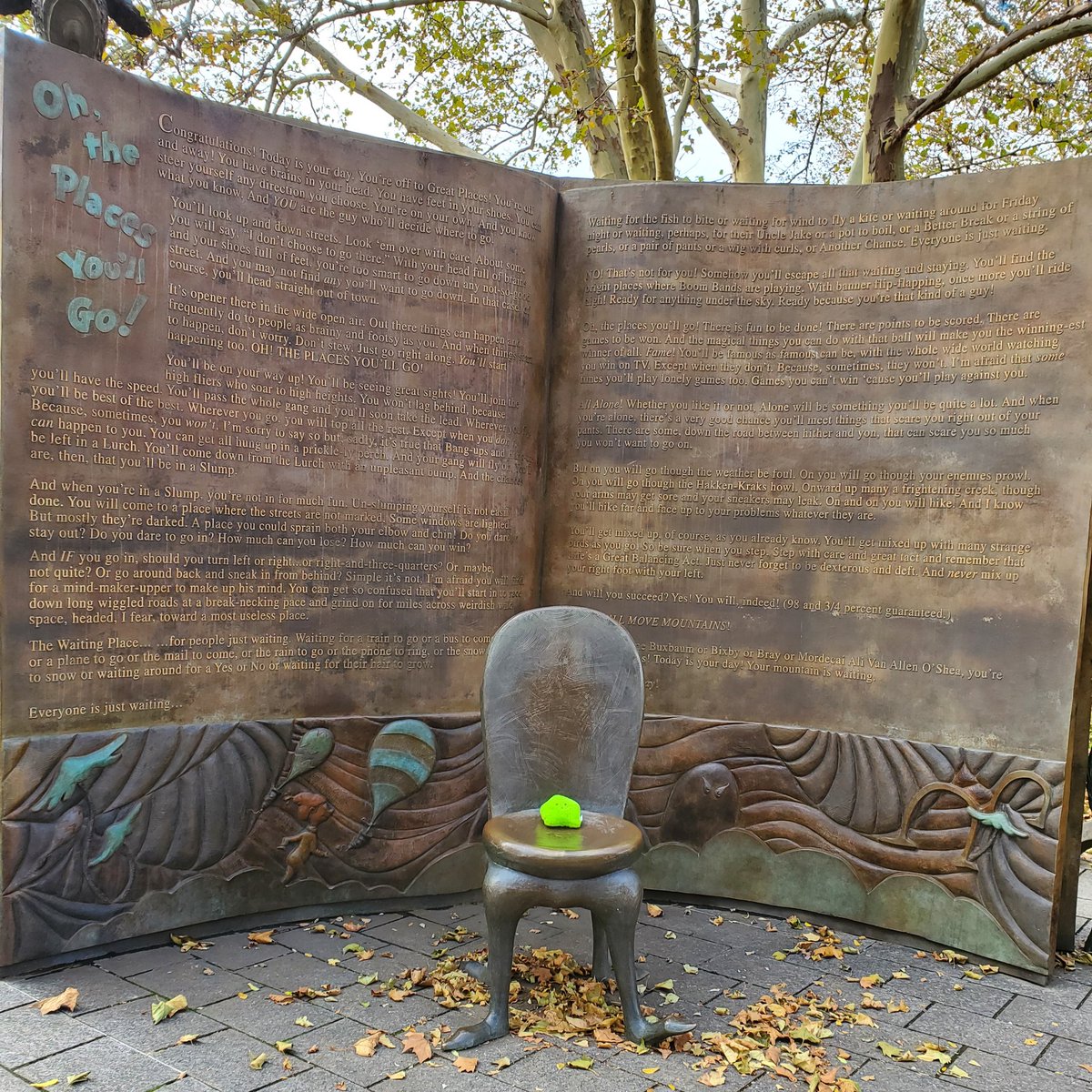 moss moss. moss. moss moss moss. 📖🪑💚. #sucklet. #mosslet. #booklet.