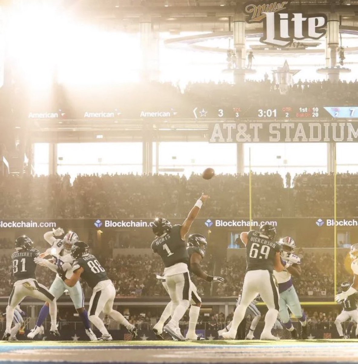 MLFootball's tweet image. THIS PHOTO OF JALEN HURTS GOES HARD.

🥶🥶🥶

(h/t: @BroadStreetJawn)