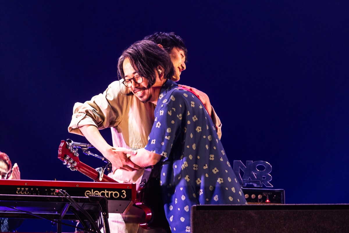 natalie_mu's tweet photo. 【ライブレポート】フジファブリックが盟友アジカン＆くるり迎えた20周年ライブ、大阪の夜に響いた特別な「若者のすべて」（写真30枚）
https://t.co/k2TcFssSHi

#フジファブリック #アジカン #くるり https://t.co/kffZVjUs2J