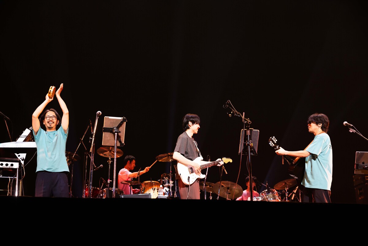 natalie_mu's tweet photo. 【ライブレポート】フジファブリックが盟友アジカン＆くるり迎えた20周年ライブ、大阪の夜に響いた特別な「若者のすべて」（写真30枚）
https://t.co/k2TcFssSHi

#フジファブリック #アジカン #くるり https://t.co/kffZVjUs2J