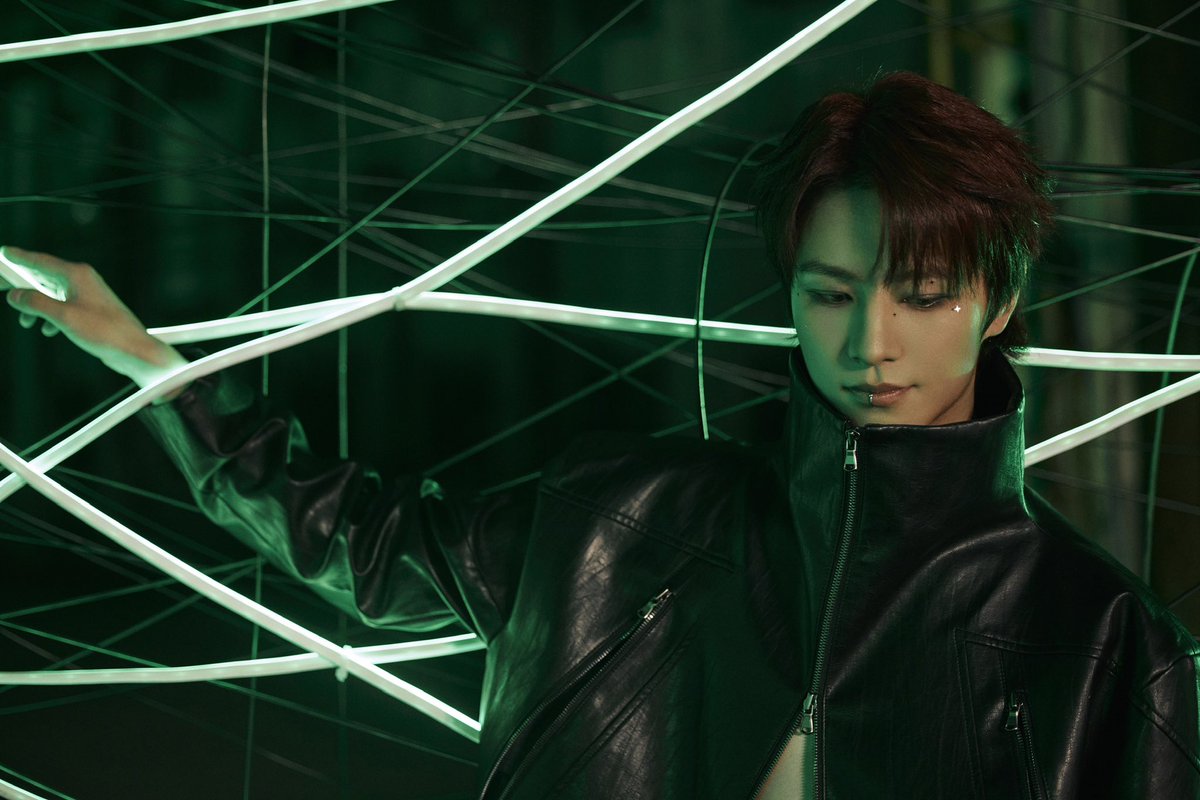Code weaves new life, awakening to the pulse of the unknown. 
A new world awaits—are you ready?

#LEV #레비 #レビ
#Wangzihao #왕즈하오 #王子浩 #ズハオ
#跃迁之脉 #量子跳躍 #QuantumLeap 
#2nd_EP_album #2nd_EP_アルバム 
#新世界碰撞