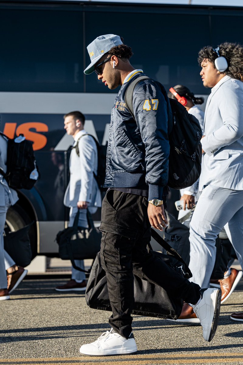 Had to bring back Pops 1984 Terry Donahue Rose Bowl Jacket in honor of homecoming 🌹 #GoBruins <a href="/RonPitts28/">Ron Pitts</a>