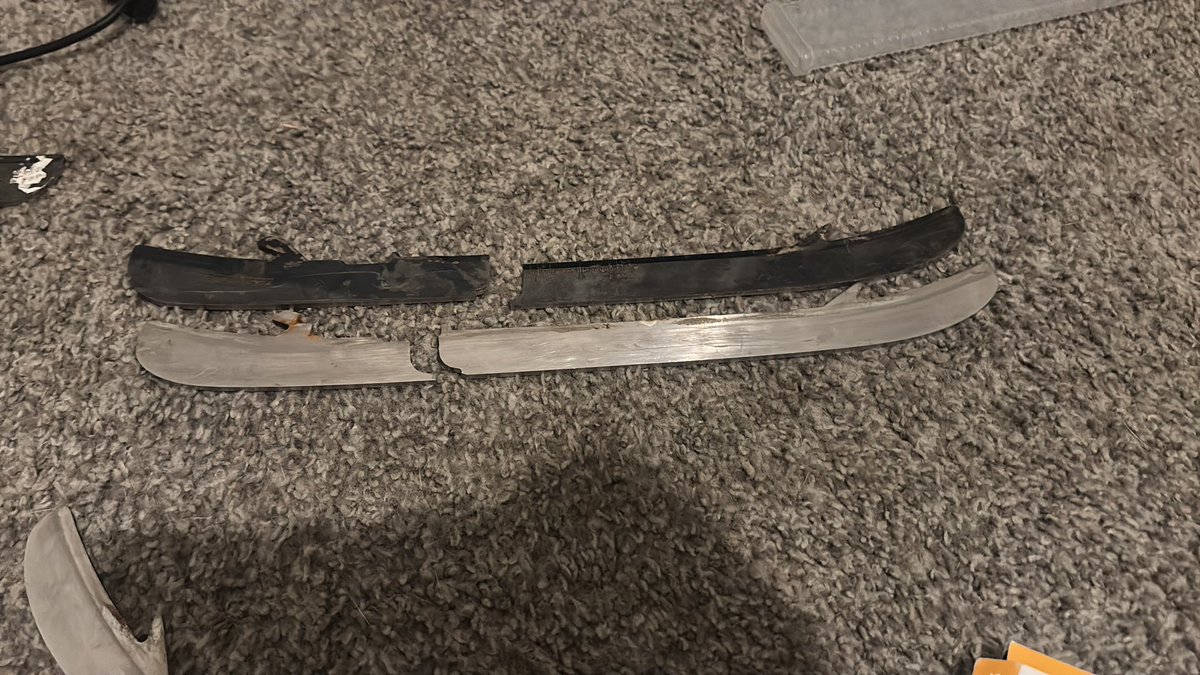 tblazy25's tweet photo. @BauerHockey can we figure it out with the skates please ? I’ve broken 3 blades in 346 days, and have needed 3 blade holders replaced #bigback #heavyweight #imonly195lbs https://t.co/VyFmFss29g
