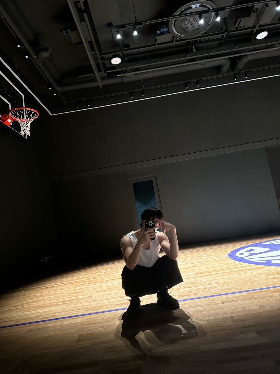 I went to the practice room after I finished working out (9:00pm)

*picture* (10:48pm)

Practice is over! ㅎㅎ did you spend your weekend well?? (11:32pm)