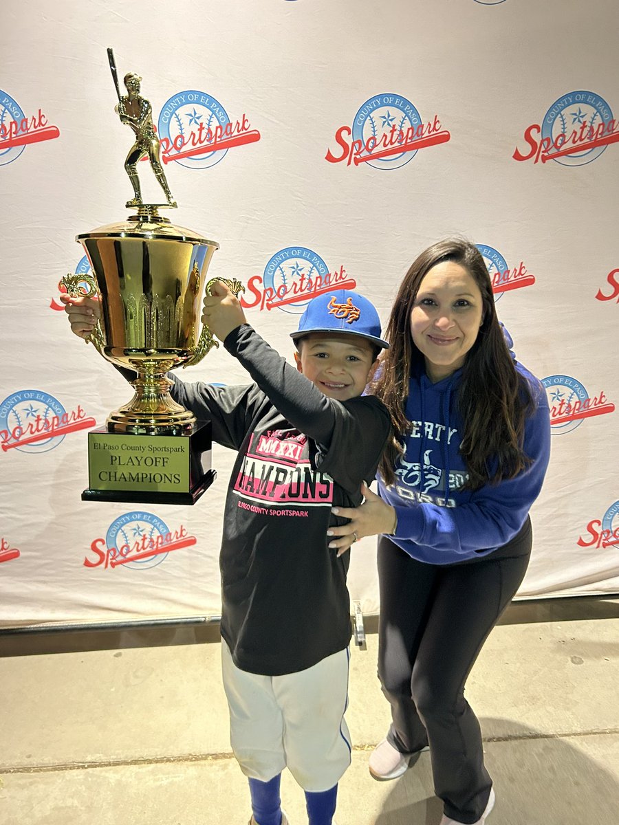 talamantes_chs's tweet image. Late ⚾️ baseball nights but it’s alllll worth it 9U Toros 🍁Fall Champions 🤩
#puttinginwork