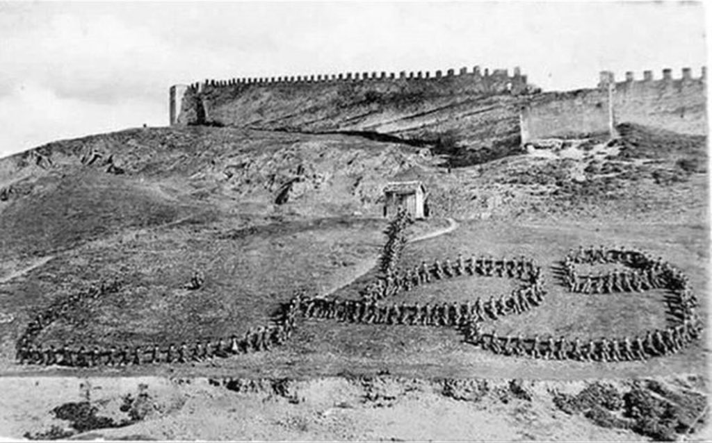 Okumanız var mı?

Halep "vatan"dır.

1. Dünya Savaşı sırasında Osmanlı askerleri Halep kalesi önünde bedenleriyle" Vatan" yazmışlar.

Çoğu birkaç yıl içinde kanlarıyla da "Vatan" yazacaktı.
#Vatan