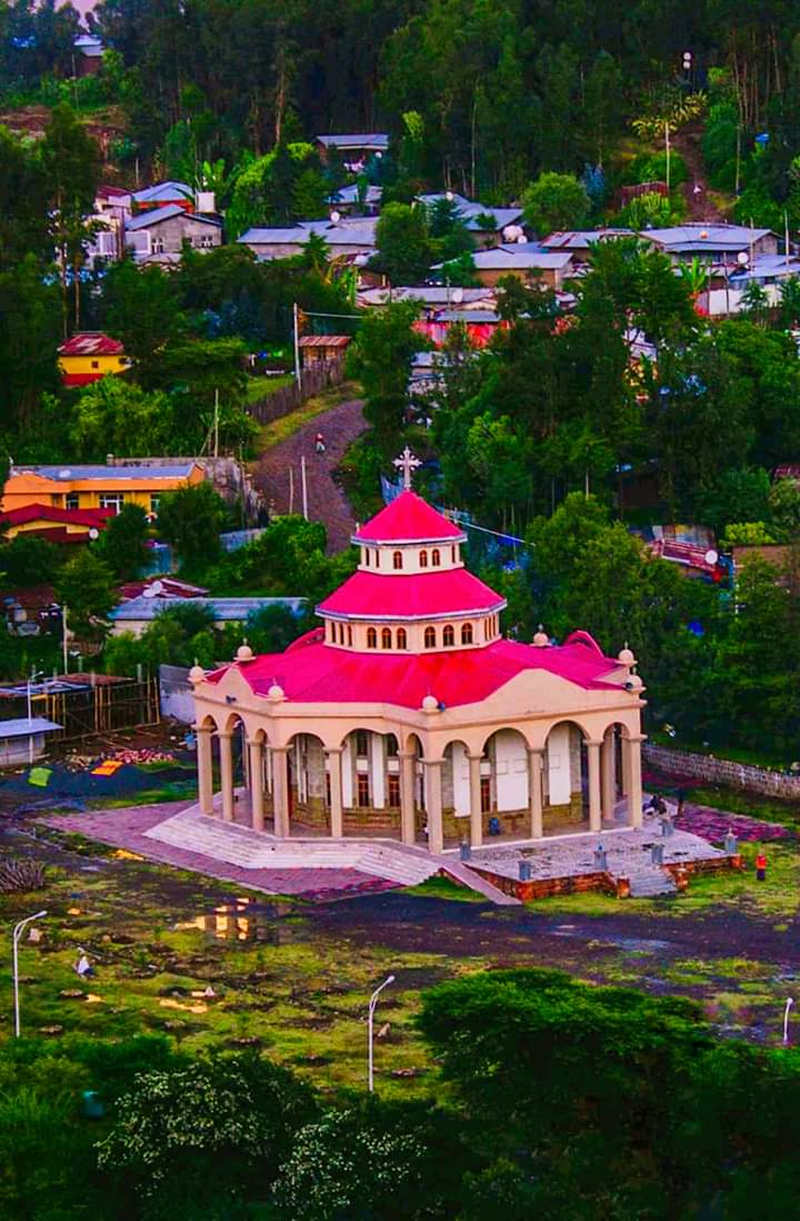 " ከሁሉም በላይ በምትሆን ሐዋሪያት በሰበሰቧት በአንዲት ቤተክርስቲያን እናምናለን ። "

            ( ጸሎት ሐይማኖት )