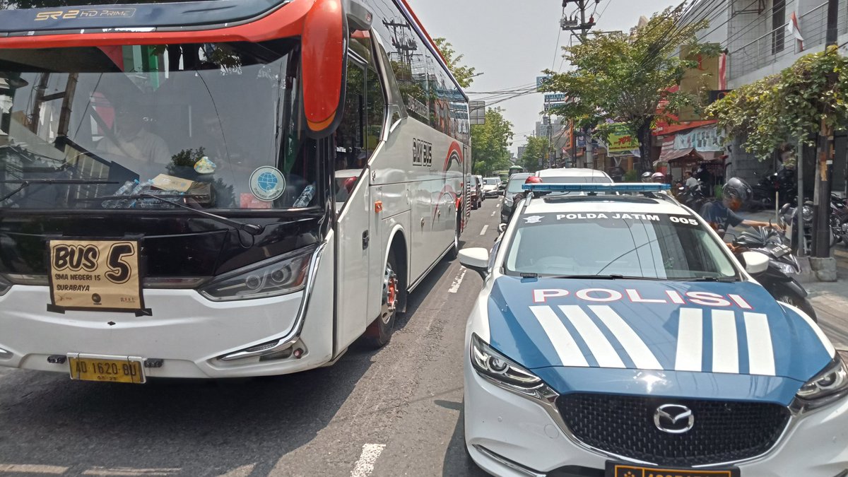 joeyakarta's tweet photo. Kombinasi aparat, operator wisata, & oknum sekolah #korup, jd penikmat industri wisata #Jogja yg dibangun scr korup pula.
Dikatakan jika patwal Polda Jatim akan pulang, tp sy tdk percaya.
Jika kawan2 bertemu mrk, boleh gantian beri pelajaran, minimal jgn ksh jalan!
Musuh publik! https://t.co/4x28NalcXq