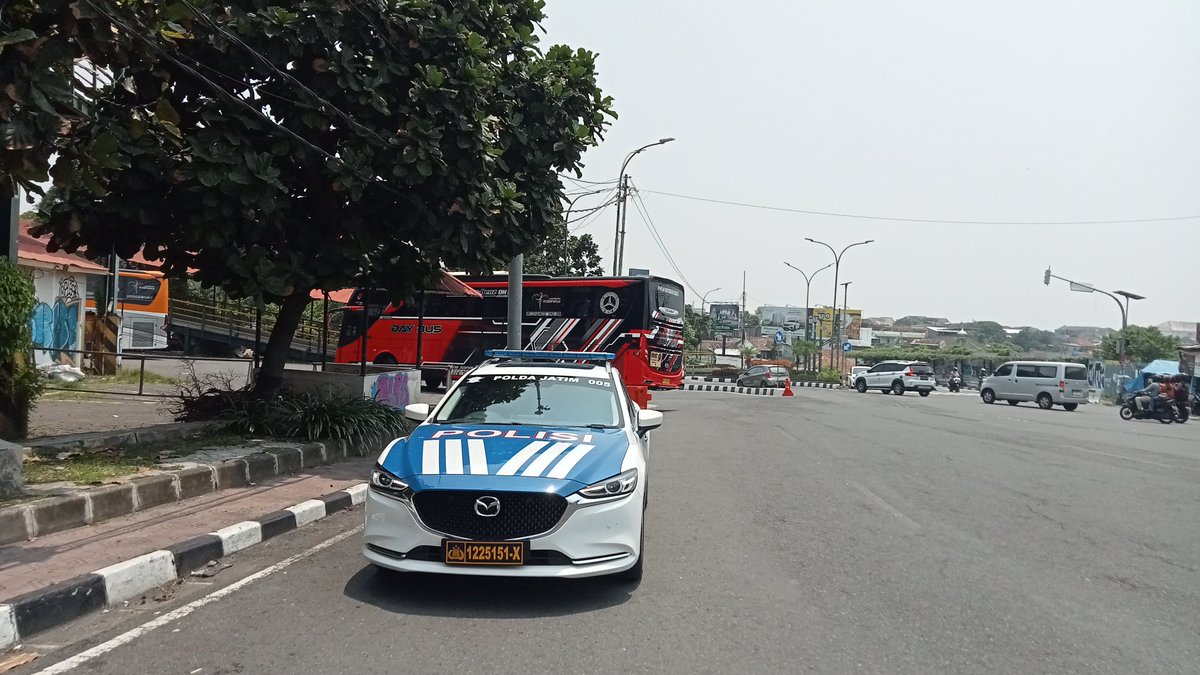 joeyakarta's tweet photo. Kombinasi aparat, operator wisata, & oknum sekolah #korup, jd penikmat industri wisata #Jogja yg dibangun scr korup pula.
Dikatakan jika patwal Polda Jatim akan pulang, tp sy tdk percaya.
Jika kawan2 bertemu mrk, boleh gantian beri pelajaran, minimal jgn ksh jalan!
Musuh publik! https://t.co/4x28NalcXq