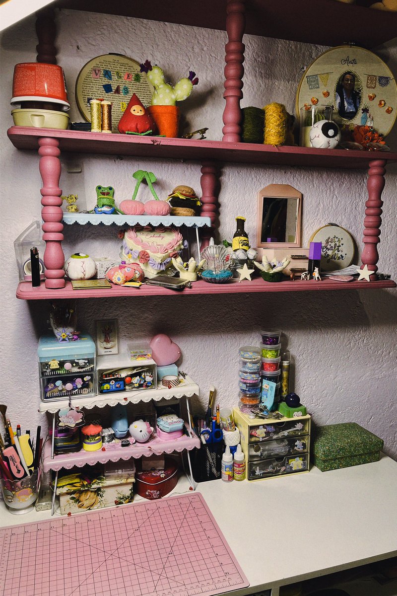 La_LittleMess's tweet photo. A ver enseñen su escritorio/espacio de trabajo ʕ•ᴥ•ʔ https://t.co/lW9D4NTM5k