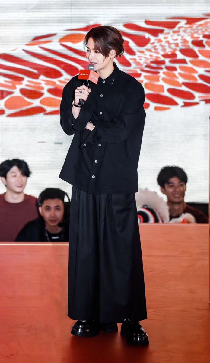 DotogetherTH's tweet image. พี่ Jackson กับลุคมินิมอลสีดำที่ดูเรียบง่ายแต่แอบแฝงความเท่ไว้อย่างลงตัว เสื้อเชิ้ตโอเวอร์ไซส์สีดำกับกางเกงขายาวทรงหลวม มันดูชิล ๆ แต่ดึงดูดสายแต่มีดูมีอะไร😍

#got7 #dotogether #JacksonWang