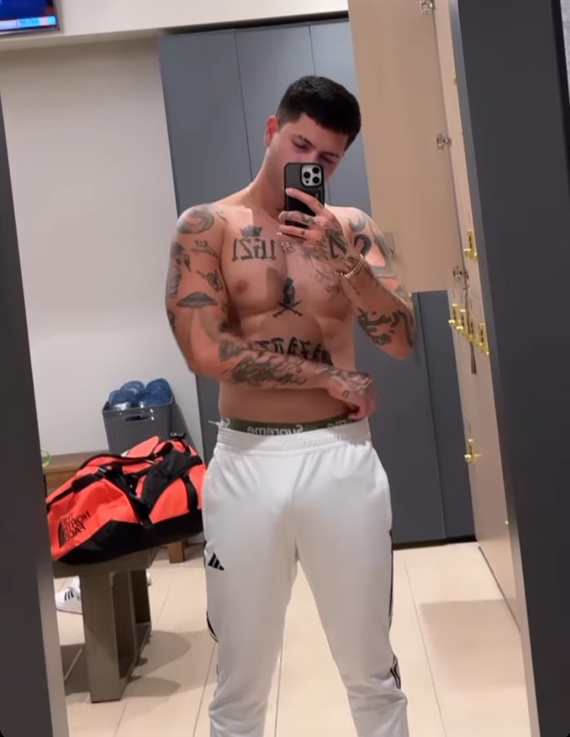 packgingfamous's tweet photo. Digan lo que quieran de Juan d dios Pantoja pero de que tiene tremenda verga guardada ahí abajo, me hace palpitar el coño https://t.co/Bj4UckSzPy