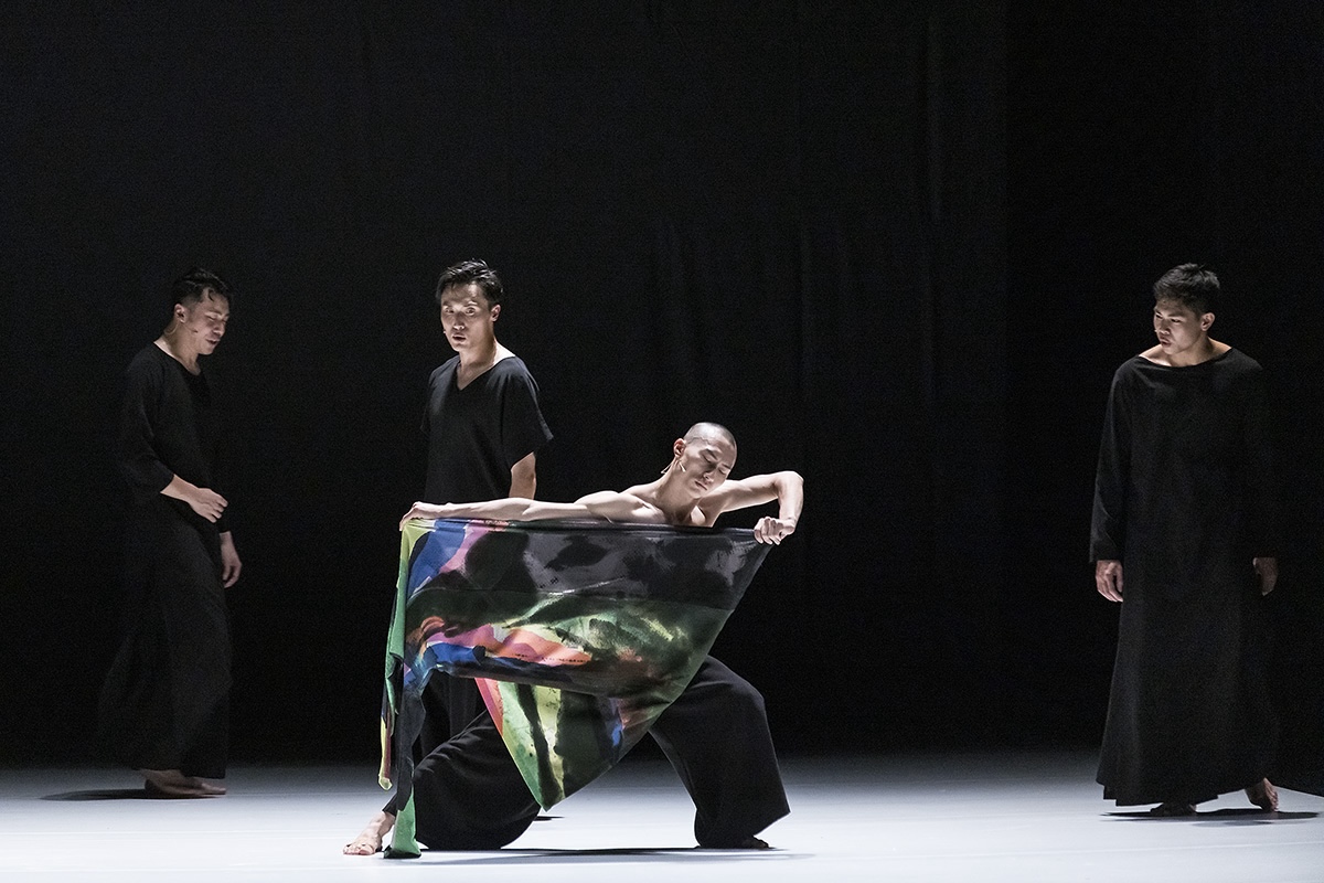 "Mixing traditional storytelling with futuristic imagery and shifting between folk, classical and electronic music sources, [13 Tongues] delivered an unforgettable experience of contemporary dance art at its most innovative and spectacular." 📷 David Bazemore
-Montecito Journal
