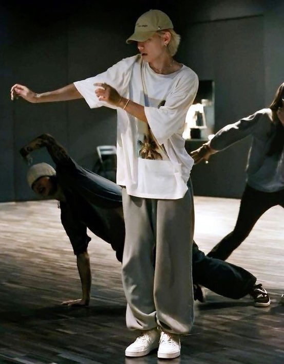 cupcakejeda's tweet photo. Taehyung being the ‘Dancer’ antis say he isn’t 

A very short but needed thread 🪡 https://t.co/n1YJcr6OWS