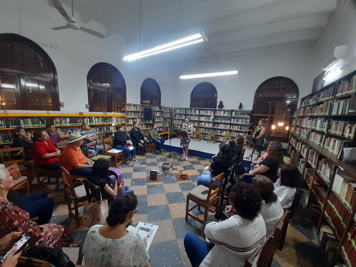 Betusha's tweet photo. Hoy celebramos el Día Nacional del libro con la lectura colectiva "Mi libro favorito" en la biblioteca Jesús Quintana en #Tampico https://t.co/CAr7DrIy5E