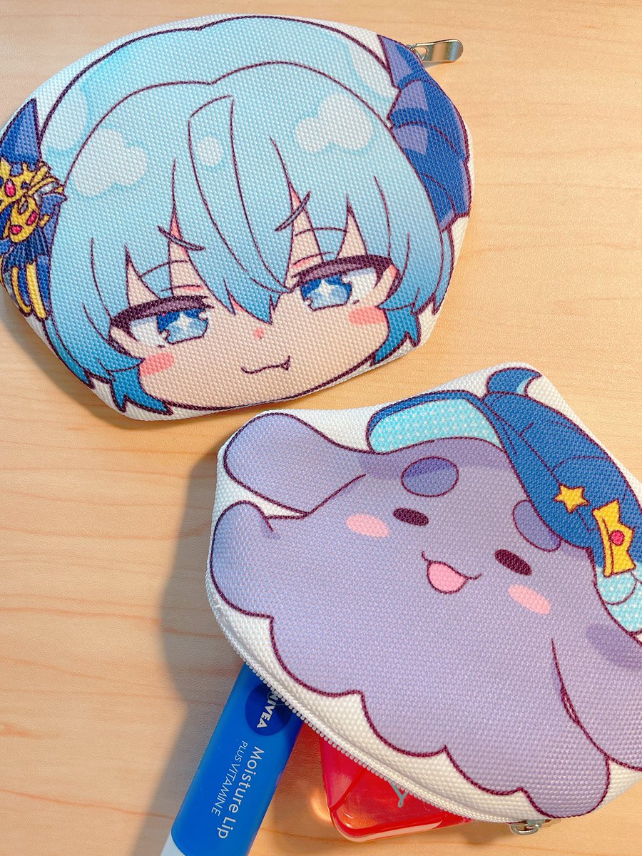 冬コミで出す予定の魔王チロルニアくんフェイスポーチとうさぎクラゲポーチ、試作品できました😈✨
表と裏で絵柄の違う両面印刷です

横幅13cmでリップや目薬など入れて持ち運ぶのに丁度いいサイズ感になってます

#おおや魔王城 