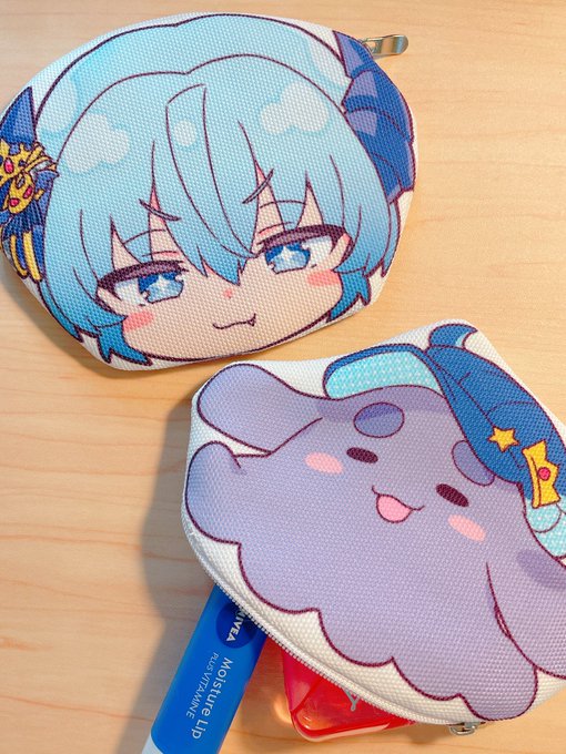 冬コミで出す予定の魔王チロルニアくんフェイスポーチとうさぎクラゲポーチ、試作品できました表と裏で絵柄の違う両面印刷です横幅13cmでリップや目薬など入れて持ち運ぶのに丁度いいサイズ感になってます#おおや魔王城 