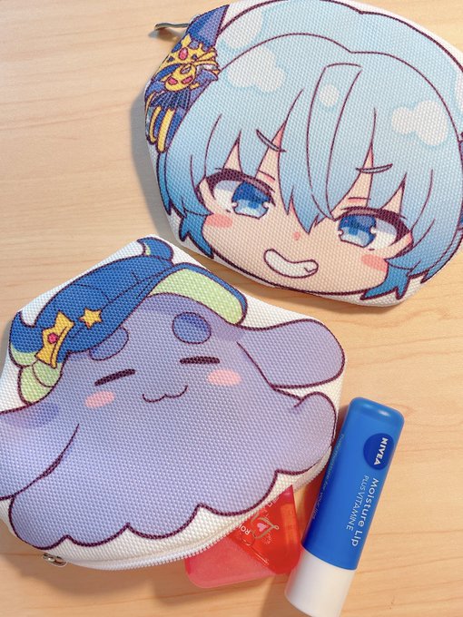 冬コミで出す予定の魔王チロルニアくんフェイスポーチとうさぎクラゲポーチ、試作品できました😈✨
表と裏で絵柄の違う両面印刷です

横幅13cmでリップや目薬など入れて持ち運ぶのに丁度いいサイズ感になってます

#おおや魔王城 