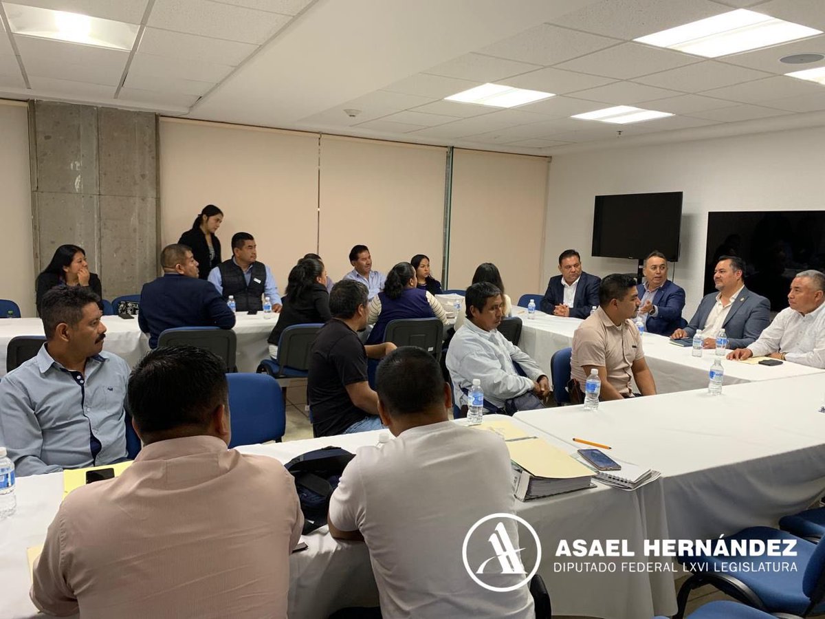 AsaelHC82's tweet photo. Hoy con nuestros alcaldes #Panistas de #Tlanchinol, #NicolásFlores y #TezontepecDeAldama avanzamos en gestiones que favorecerán a nuestras comunidades. Agradezco a mis compañeros diputados la apertura al diálogo. ¡Trabajamos para que te vaya bien a ti! #TuDiputadoAmigo #AHC https://t.co/5uyqOjzwy5