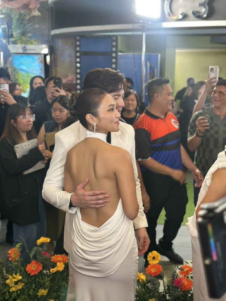 wildcatmorana's tweet photo. “i like your back”

kaya naman pala. emzzz https://t.co/NmBtBKwelR