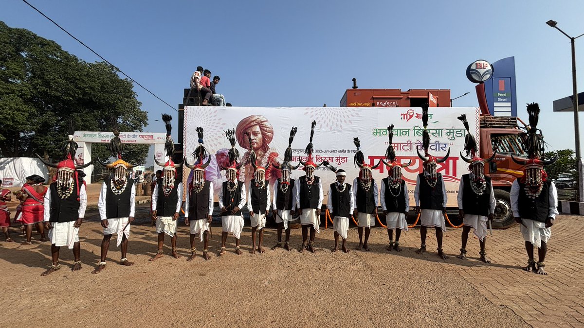 MYBharatHQ's tweet photo. The aim of Bhagwan Birsa Munda Mati Ke Veer Padyatra is to honour tribal pride and spread it among the people. Let us all share this pride together. #Mati_Ke_Veer #माटी_के_वीर #MYBharat https://t.co/Q8xKAAnO4T