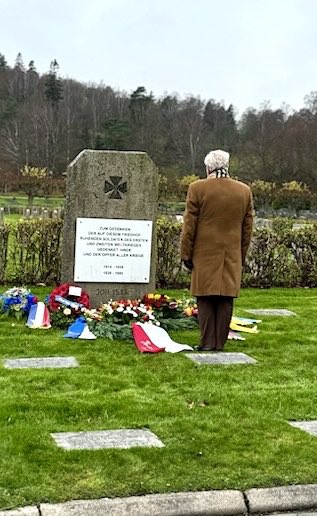 RHornquist's tweet photo. Kl 11.11 den 11/11 1918 tystnade vapnen efter det som kom att kallas det stora kriget. 
Sedan 1967 sker en gemensam brittisk-tysk ceremoni vid krigsgravarna på Kvibergskyrkogård i Göteborg. Frankrike, genom sitt konsulat i Göteborg, hedrade de stupade. https://t.co/rzfNYWr5SE
