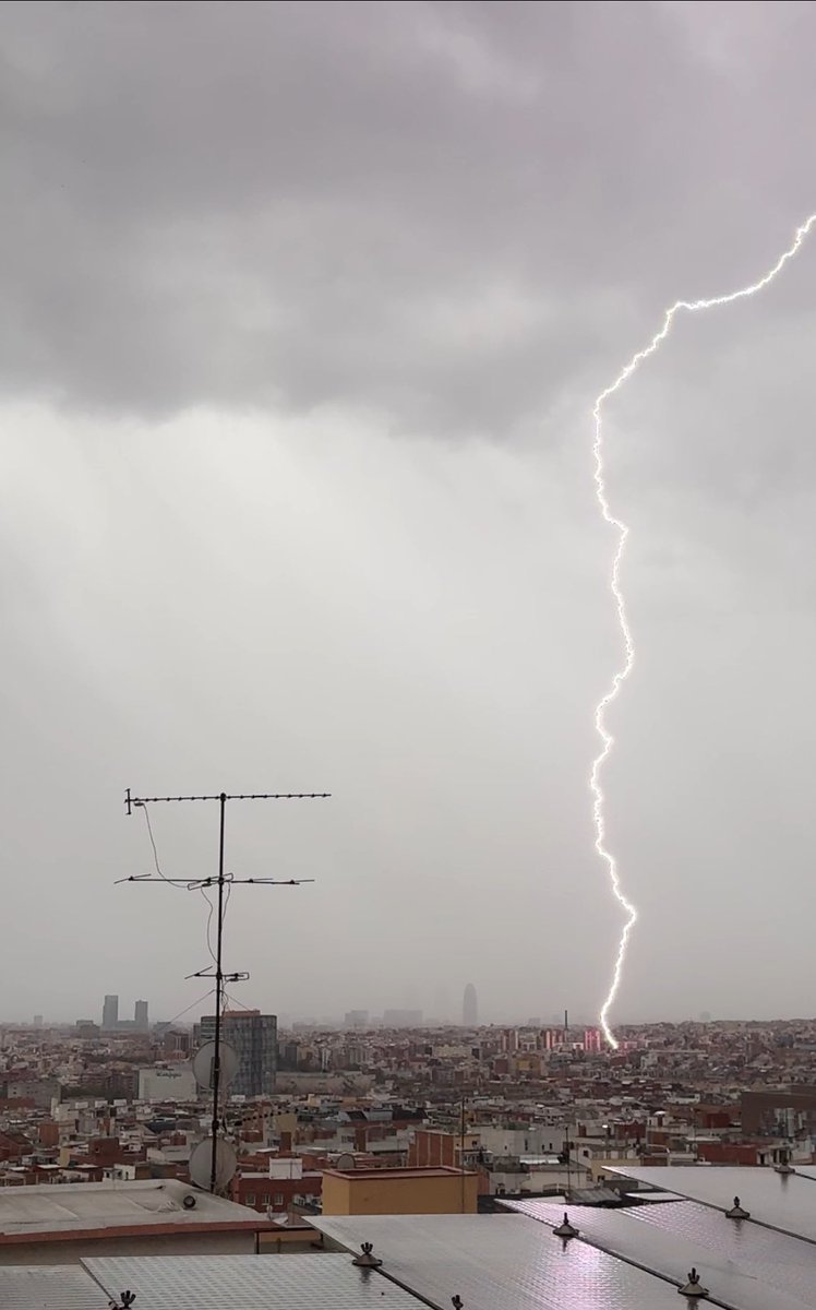 Meteolot's tweet image. Ahir per la tarda a Barcelona ⛈⚡️