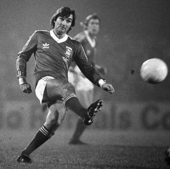 DanBloke's tweet photo. ITFC On This Day : Tuesday November 13th 1979

The legendary George Best played for Ipswich Town as The Blues drew 2-2 with an England XI in a 10-year testimonial game for Sir Bobby Robson at Portman Road. Paul Mariner and Alan Brazil scored in front of 23,284 fans.

#itfcotd https://t.co/agZf8JKerY