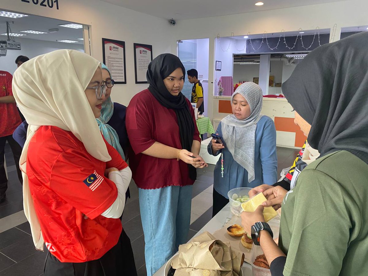 MSULCKL's tweet photo. Empowering students through hands-on entrepreneurship!
Students gain practical skills in leadership, innovation, and problem-solving that give them real-world experience to set them up for success!
#MSUMalaysia #beMSUrians #MSULearningCentre #MSULC #Entrepreneur #Business https://t.co/ZFOzndarev