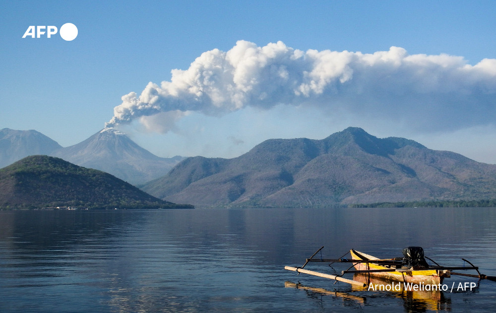 AFP's tweet photo. Australian airlines cancel flights to and from the Indonesian resort island of Bali, after a nearby volcano catapulted an ash tower miles into the sky
https://t.co/GutIknkTUM https://t.co/Ah15rqnfZ3