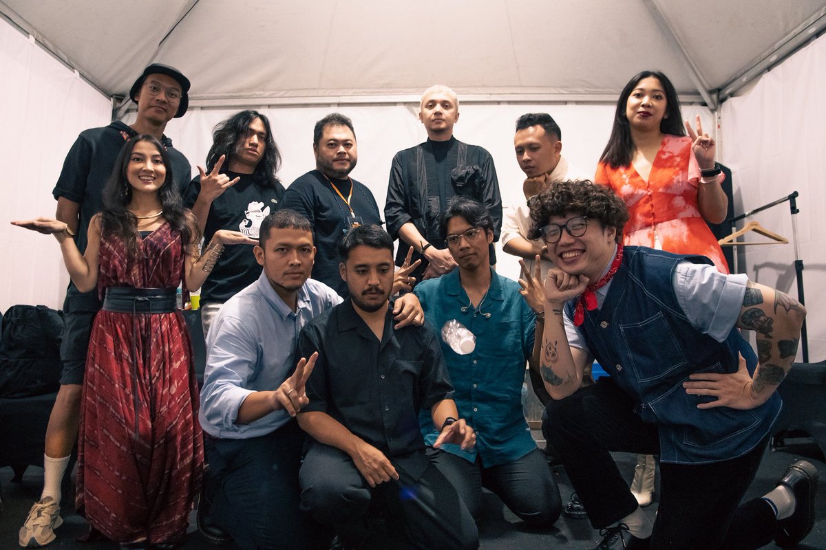 BARASUARA (@barasuara) on Twitter photo Barasuara X Perunggu di High Bloom Hours Lintas Resonan Semarang. Lanjut ga nih? Sebutin kota mana yang harus kami sambangi ⤵️
Foto oleh <a href="/davianakbar/">davian akbar</a> Barasuara X Perunggu di High Bloom Hours Lintas Resonan Semarang. Lanjut ga nih? Sebutin kota mana yang harus kami sambangi ⤵️
Foto oleh <a href="/davianakbar/">davian akbar</a>