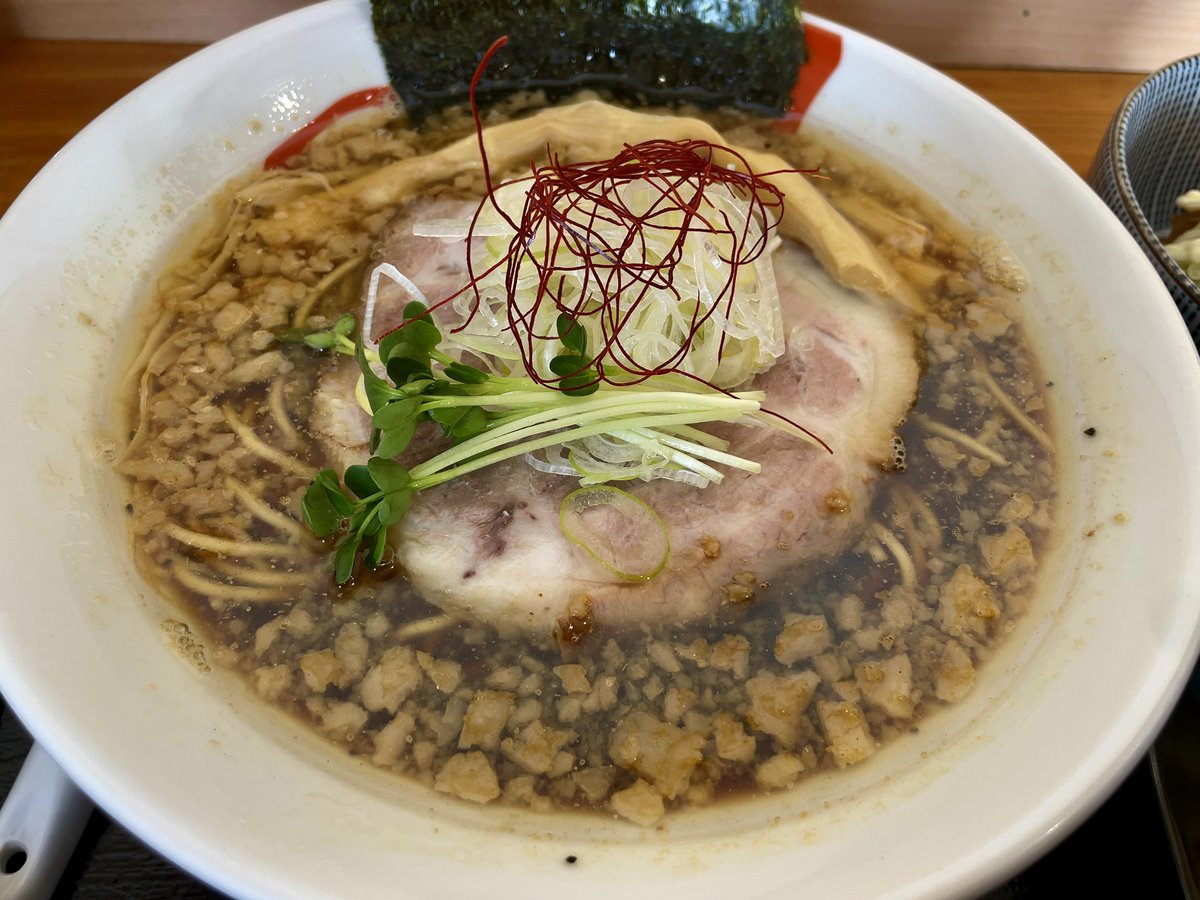 lf06n5BhKI6HQRq's tweet photo. 中華そば #八縁 #YaEn 宮城県岩沼市
仙台の南の田園地帯の中に開店前から並ぶ中華そば屋が。平日は昼の三時間のみ。メニュー豊富で悩むが黒中華細麺こってり と 炙り肉めしマヨ有でキメる。背脂浮いてるがあっさりと飲みやすいまくれる系。激戦区岩沼流石である。 https://t.co/Bdx8vOhMmy