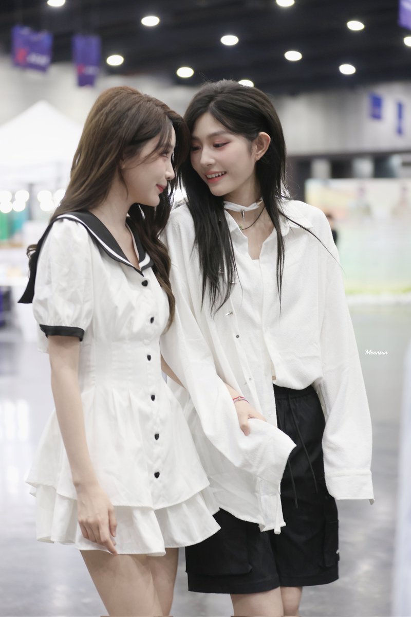 Moonsunlover02's tweet photo. อี้โจวหวานกันอีกแล้ว

#SQHY #诗情画奕 #周诗雨 #王奕 
#SNH48 #ZhouShiYu #WangYi https://t.co/Fr4DfbuDMQ