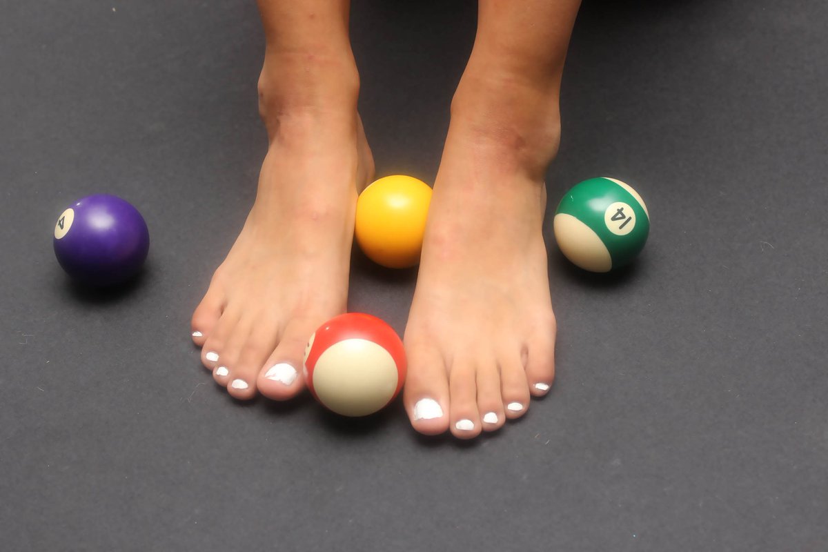 kreativefeetpic's tweet photo. #toesday #feet #toes #pooltable #shootingpool https://t.co/IZroajMsbw