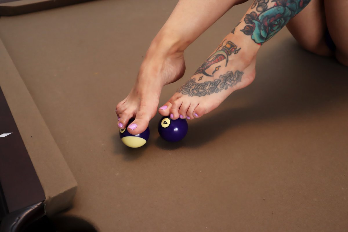 kreativefeetpic's tweet photo. #toesday #feet #toes #pooltable #shootingpool https://t.co/IZroajMsbw