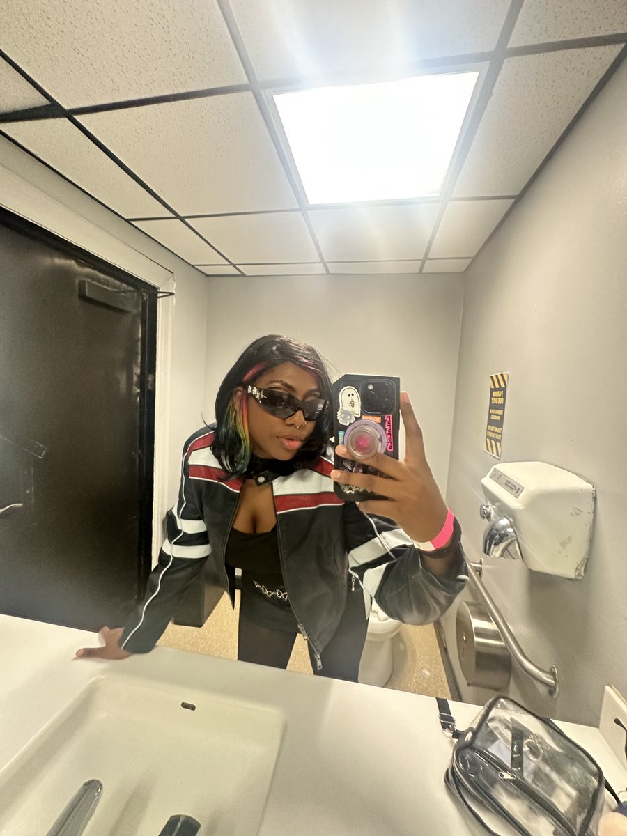 Donut_Crazs's tweet image. Too hot, I’m melting igloos #KISSOFLIFEinChicago #kiof #Natty