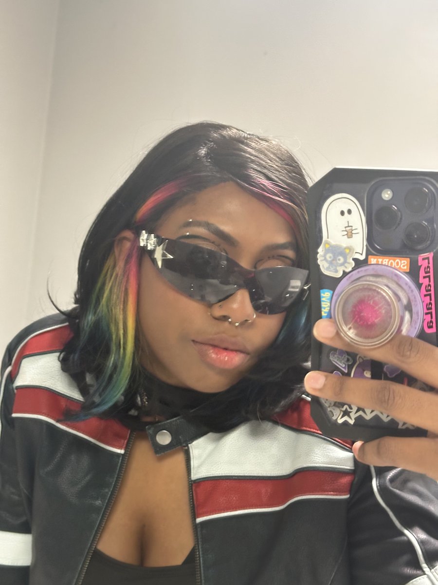 Donut_Crazs's tweet image. Too hot, I’m melting igloos #KISSOFLIFEinChicago #kiof #Natty