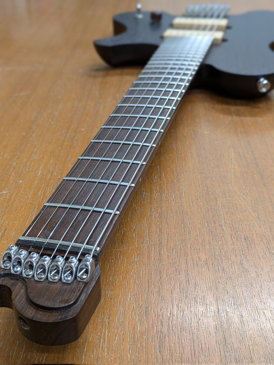 marshall777jtm's tweet photo. 久しぶりに調整したので写真撮りました。ギター製作を始めて2作目のギターです。某ヘッドレスギターがどうしても欲しいけど高くて買えないから作ろうと思い勢いだけで作ったギターです。しかも弾いたことないのに7弦…。そして今は8弦ギターを作ろうと目論んでいます。
#自作ギター
#ヘッドレスギター https://t.co/PjoqRWnQ9T