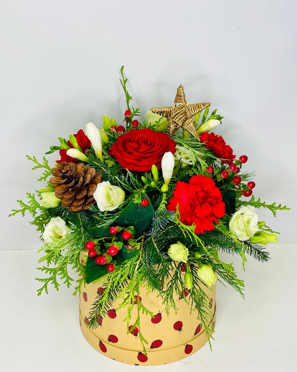 🌼 Here’s another glimpse of our festive floral arrangements! Perfect for brightening up your holiday celebrations! Shop now—link in bio or buff.ly/3Z7SqIJ 
#LiverpoolChristmasFloral #LiverpoolFlowerPower #LiverpoolFlorist