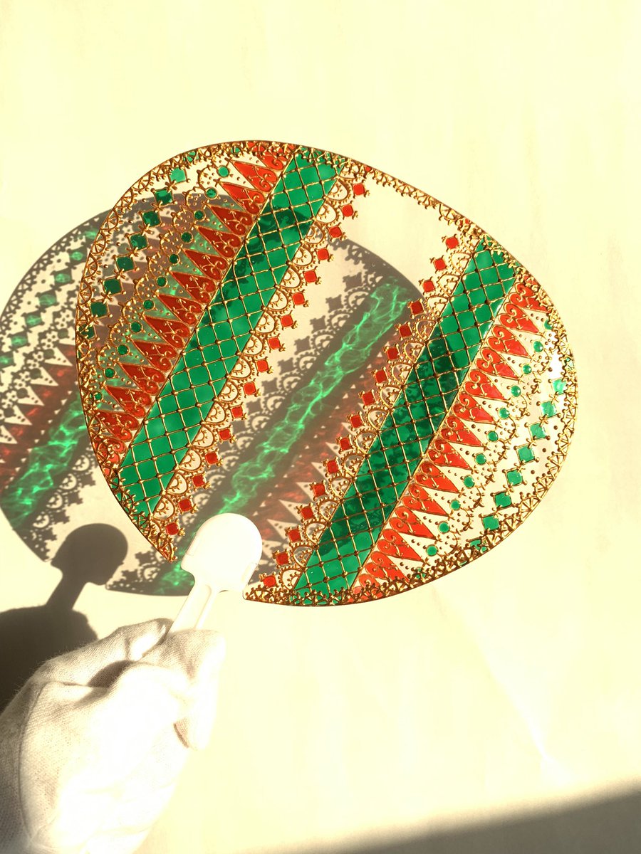 ダイソーとセリアの透明うちわで遊んだりしてた