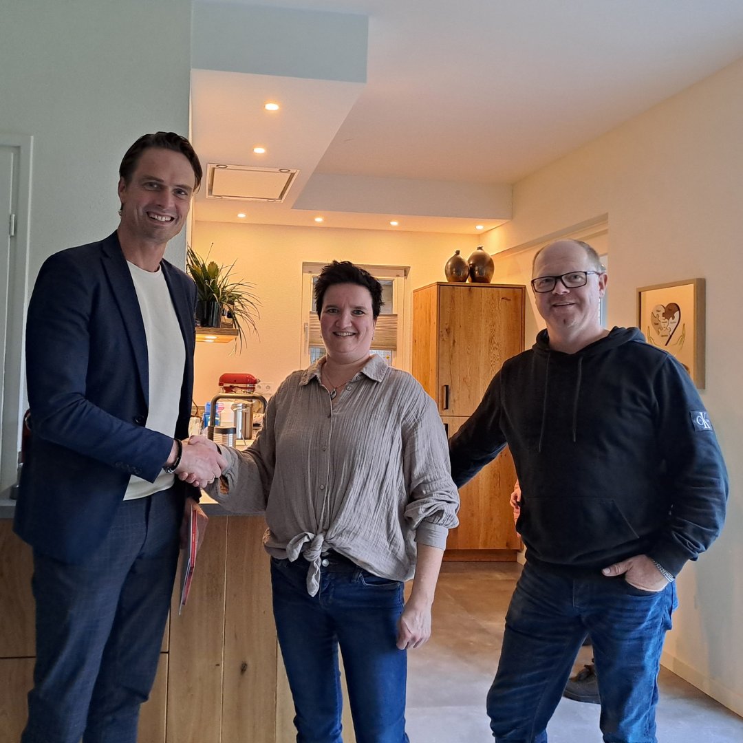 Alle pleegouders kregen een kadootje. Wethouder Alwin te Rietstap liet daarmee zien hoezeer de gemeente Hardenberg hun goede werk waardeert 🫶

Vorige week was het de Week van de Pleegzorg. Pleegzorgorganisaties vragen daarbij aandacht voor het tekort aan pleegouders.