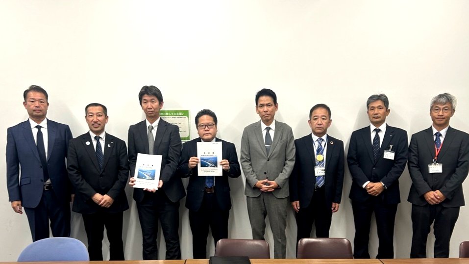 takekagejp's tweet photo. 先週今週ほぼ東京出張。災害復旧、道路や治水砂防、多文化共生な���の大会や要望活動。会館や各���庁等では知り合いにも多くお会いし退任のご挨拶、今後の官民共創の打合せ。主計局では20数年前一緒に仕事した同僚もお出まし頂きました。後輩の森晶麿さん新刊も買えました。
週末は古見川きれい作戦。 https://t.co/j2CGV8ejbW