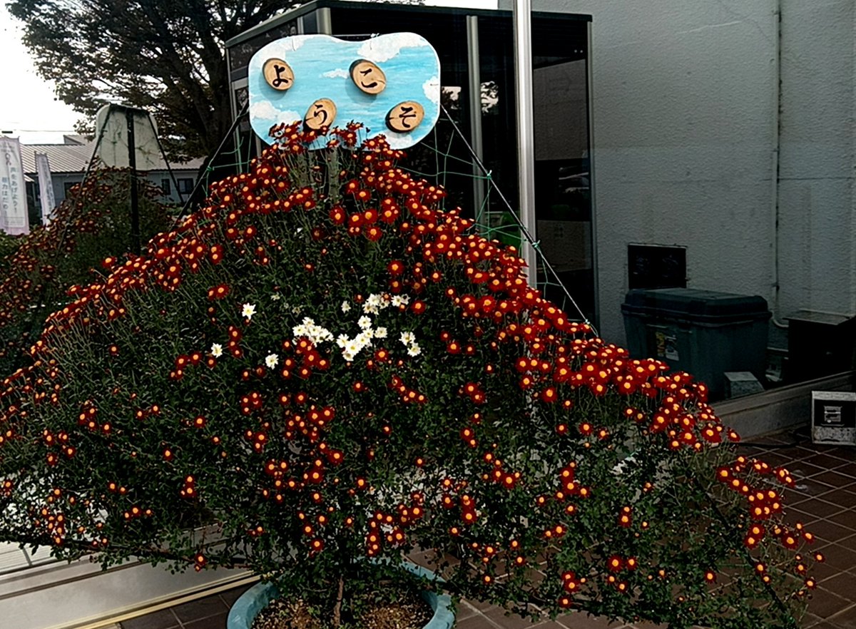 takekagejp's tweet photo. 先週今週ほぼ東京出張。災害復旧、道路や治水砂防、多文化共生な���の大会や要望活動。会館や各���庁等では知り合いにも多くお会いし退任のご挨拶、今後の官民共創の打合せ。主計局では20数年前一緒に仕事した同僚もお出まし頂きました。後輩の森晶麿さん新刊も買えました。
週末は古見川きれい作戦。 https://t.co/j2CGV8ejbW