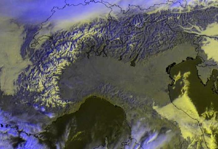 Il satellite mostre le Alpi innevate a metà. La parte occidentale mostra le vette imbiancate dopo le precipitazioni di ieri, mentre le zone centrorientali risultano ancora per lo più prive di neve. Tra lunedì e martedì attesa una perturbazione atlantica.
