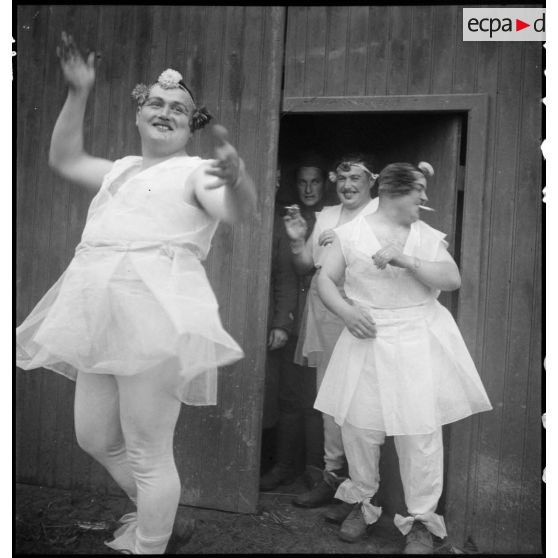 lafollehistoire's tweet photo. Quand il va découvrir les spectacles où les soldats se travestissaient il va être chokbar. https://t.co/r3yQM96LZf