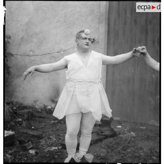 lafollehistoire's tweet photo. Quand il va découvrir les spectacles où les soldats se travestissaient il va être chokbar. https://t.co/r3yQM96LZf